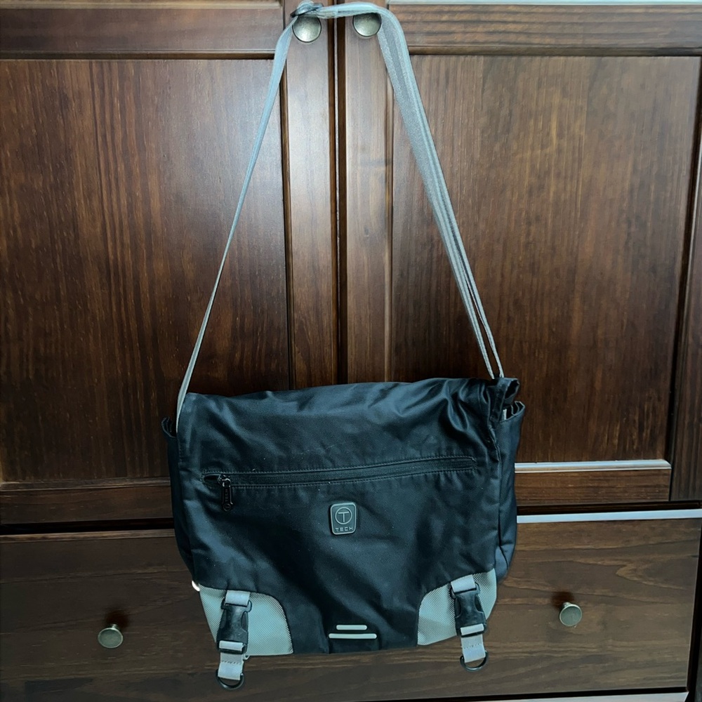 Tumi Tech Notebook Messanger Bag Black